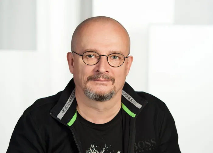 Bernhard Heinzlmaier ist  Sozialwissenschaftler, Mitbegründer und seit 2003 ehrenamtlicher Vorsitzender des  Instituts für Jugendkulturforschung in Wien sowie Leiter  des Marktforschungsunternehmens T-Factory in Hamburg