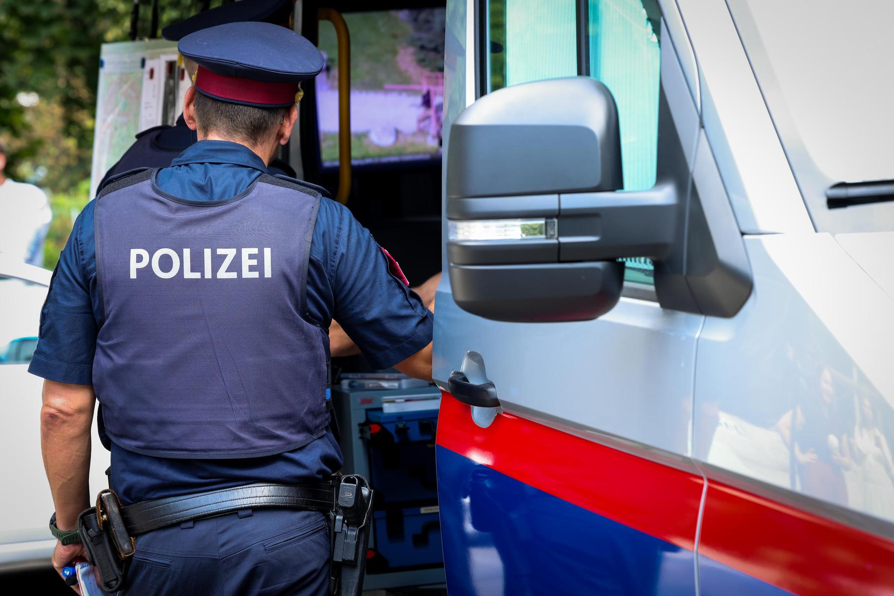 Frau erzählt: „Mann setzt mir Pistole an den Kopf und sagte, alles her“