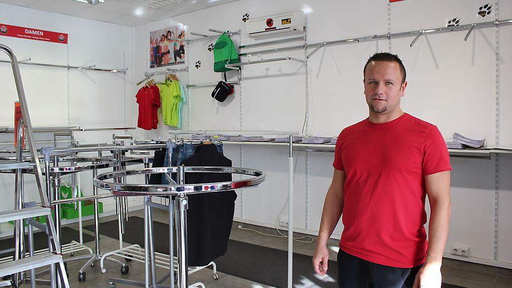 Inhaber Mario Kirzenberger in seinem leergeräumten Sport- und Bekleidungsgeschäft