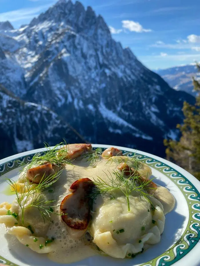 Essen mit Blick auf die imposante Bergwelt