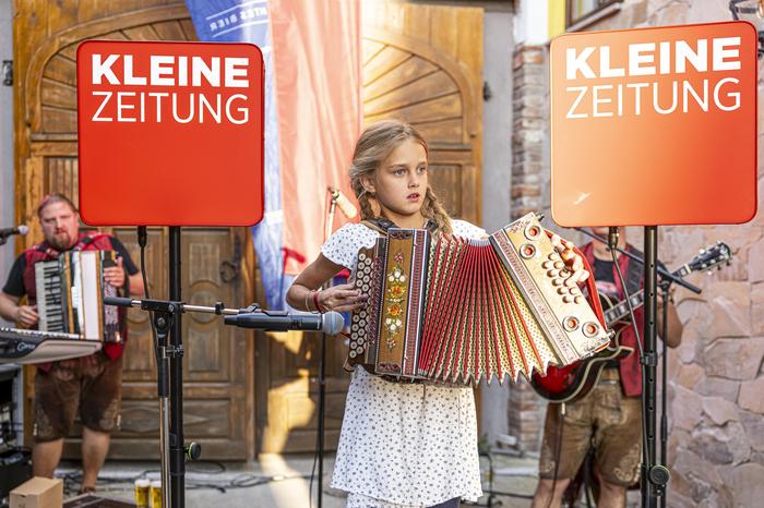 Johanna Theuermann an der Steirischen Harmonika