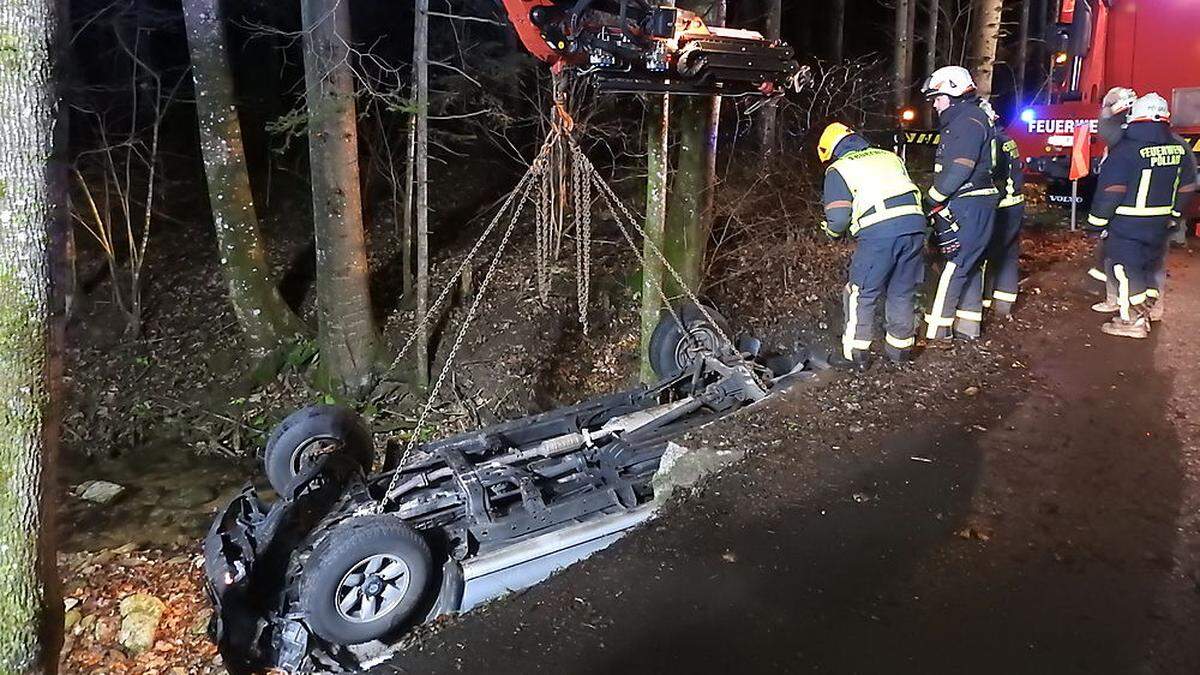 Mit einem Kran wurde das Auto aus dem Bachbett gehoben