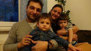 Dankbar für die Hilfsbereitschaft sind Chrisathi und Evangelos, am Bild mit ihren Kindern Georgios-Christoforos und Efstathios