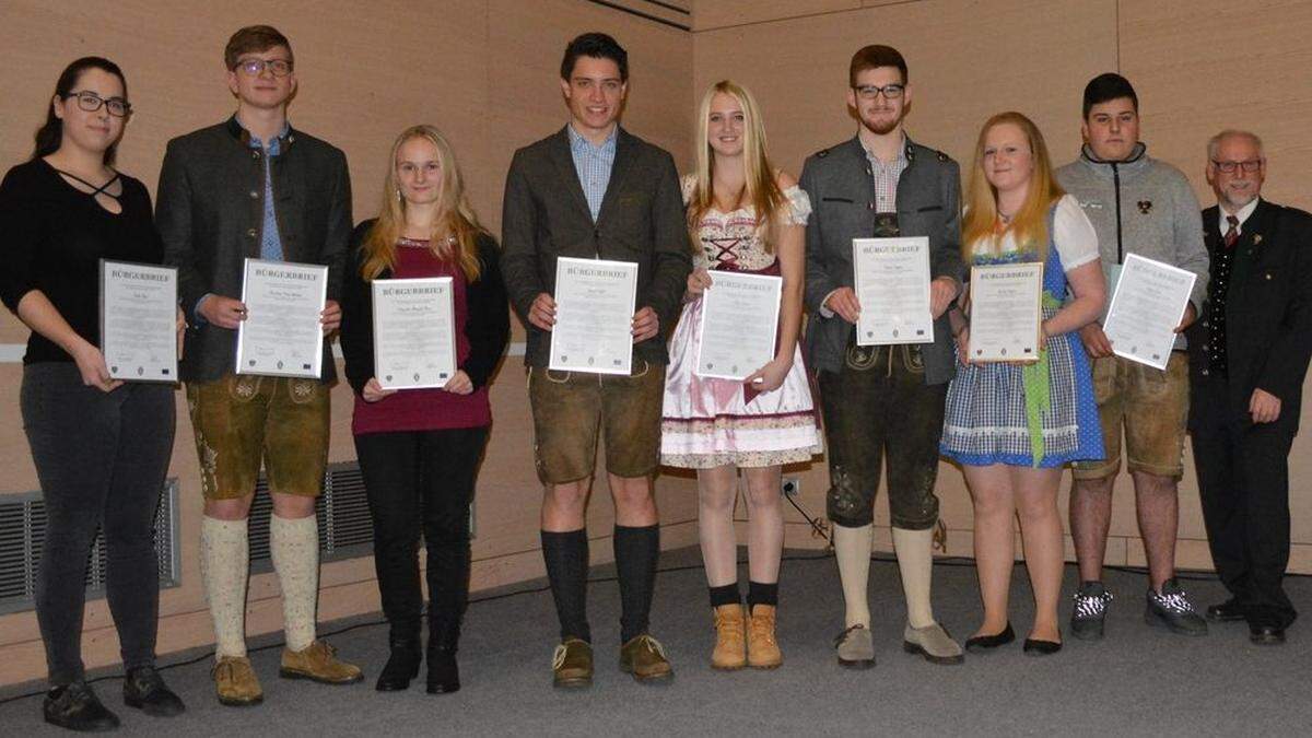 Bürgermeister Johann Mayer (rechts) mit seinen Jungbürgern