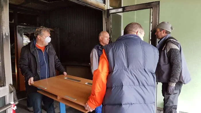 In der Nationalparkschule Winklern packten am Mittwoch alle an: Gemeindemitarbeiter, Lehrer, Eltern ...