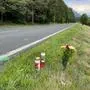 Blumen und Kerzen an der Unfallstelle