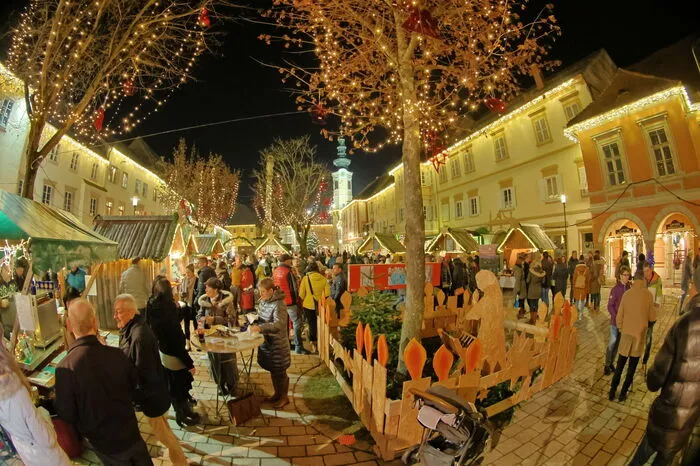 Darauf erstrahlte die – etwas reduzierte – Weihnachtsbeleuchtung der Stadt.