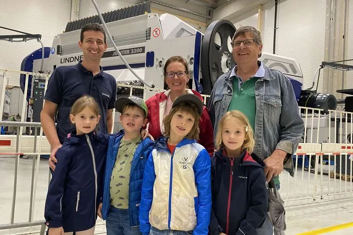 Manfred und Gerhild Lang aus Seeboden ließen sich mit ihren Zwillingspärchen die Recyclingmaschinen erklären
