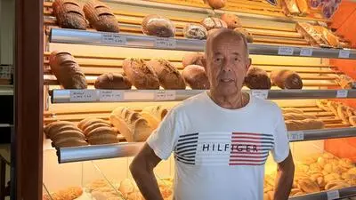 Bäckermeister Rudolf Weber und seine Tochter Patrizia sind mit der Bürokratie um die Mehrwertsteuersenkung auf bestimmte Backwaren unglücklich