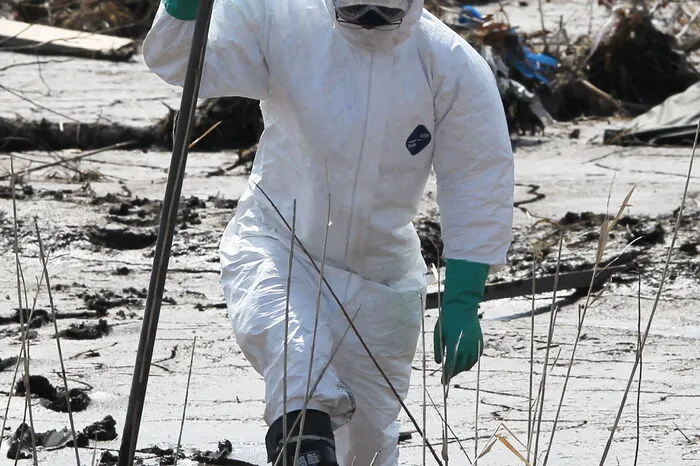 18.426 Tote und Vermisste: Bei der Dreifach-Katastrophe sind die meisten Opfer auf den Tsunami zurückzuführen. Bis Dezember 2020 zählte die japanische Polizei 15.899 Todesfälle und 2.527 Vermisste. Mehr als 6.000 weitere Menschen erlitten durch Beben und Tsunami Verletzungen, andere starben während oder nach der Evakuierung des Katastrophengebiets. Die meisten Opfer entfallen auf die drei Verwaltungsbezirke Fukushima, Miyagi und Iwate an Japans Nordostküste.