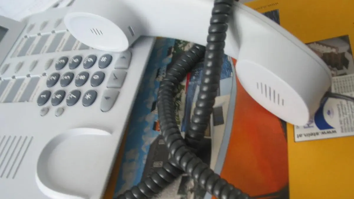 Telefonbetrüger melden sich gern bei Festnetzkunden, deren Namen auf ein höheres Alter schließen lassen