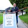 Bürgermeister Kogler vor der Volksschule in St. Radegund. Der ganze Hang unter der Schule droht abzurutschen