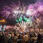 Bunt, laut, schillernd, eng, aber lustig – am Mariahilferplatz wird das alte Jahr verabschiedet, und das neue lautstark begrüßt 	