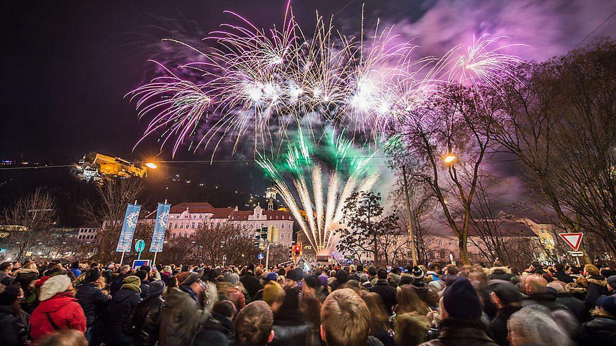 Bunt, laut, schillernd, eng, aber lustig – am Mariahilferplatz wird das alte Jahr verabschiedet, und das neue lautstark begrüßt 	