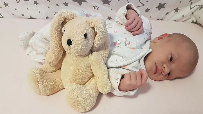 Sophie heißt diese kleine Lady, sie macht seit 22. März das Glück von Monja Deutsch und Manuel Gradischnik aus Gündorf komplett. Bei ihrer Ankunft um 12.47 Uhr im LKH Deutschlandsberg wog Sophie 2980 Gramm, bei einer Größe von 50 Zentimetern. Auch wenn die Nächte nun kürzer und die Tage länger sind, die Freude über die glückliche Ankunft des ersten Kindes ist bei der Familie riesig.