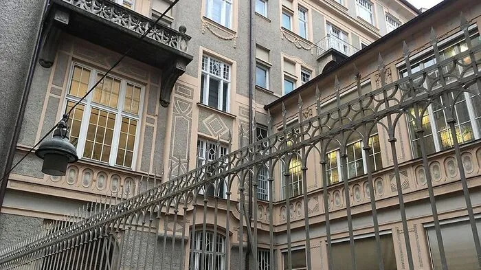 Wer kennt dieses Gebäude in der Herrengasse?