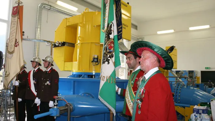 Schützen und Feuerwehr standen im Krafthaus, in dem die Turbine für die beiden Kraftwerke läuft, habt Acht.