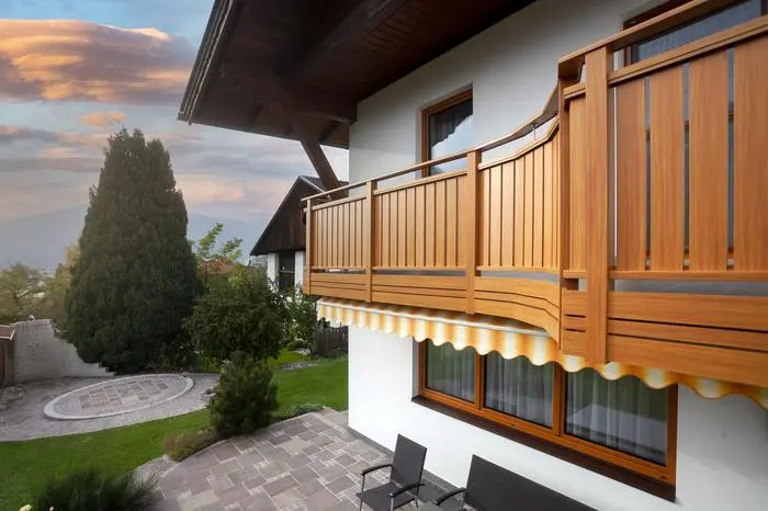 Aluminiumbalkon im Holzdesign