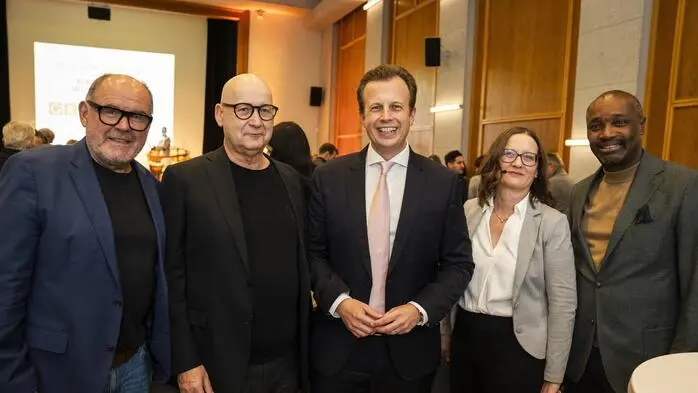 IKU-Gründer Fred Ohenhen (rechts) mit August Schmölzer, Michael Lehofer, Karlheinz Kornhäusl und Astrid Plank (v. l.)