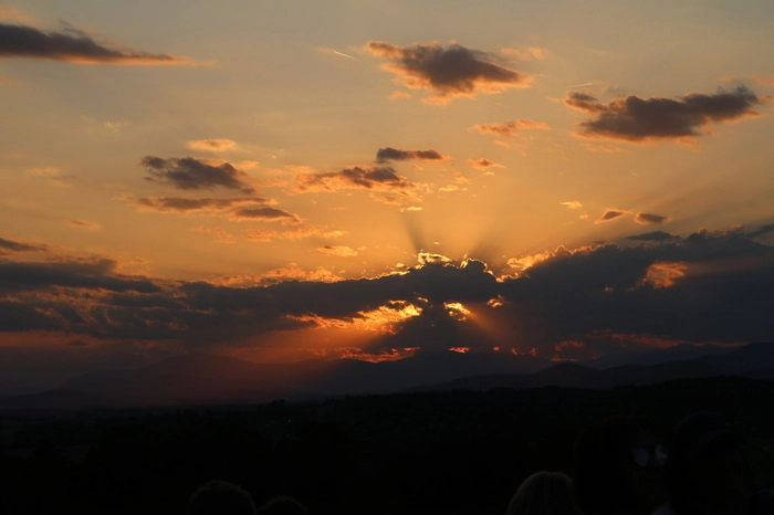 Im Finale konnte man die partielle Sonnenfinsternis nicht bestaunen, da sich Wolken vor den Mond und die Sonne schoben.