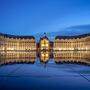 Im Miroir d’Eau, einem flachen, 3500 Quadratmeter großen Brunnen, spiegelt sich die Börse von Bordeaux