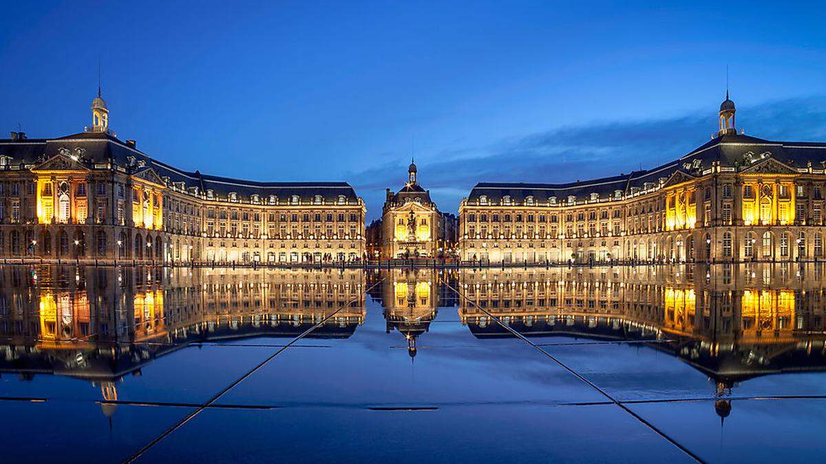 Im Miroir d’Eau, einem flachen, 3500 Quadratmeter großen Brunnen, spiegelt sich die Börse von Bordeaux
