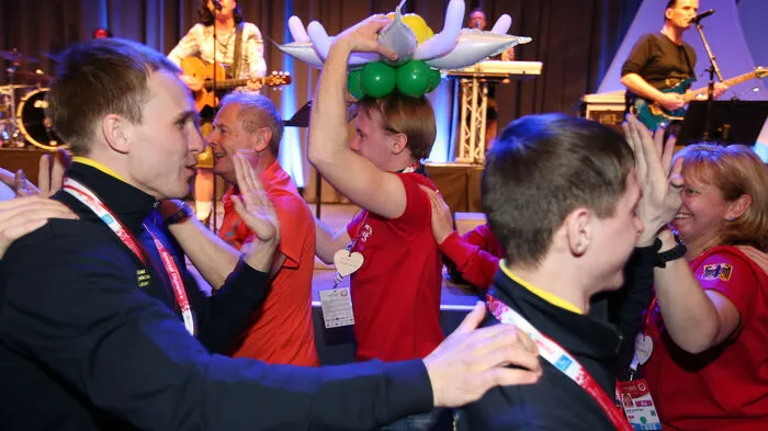 Eine Bombenstimmung herrschte am Mittwoch im Congress Schladming: Bei der Welcome Party für die Athletinnen und Athleten der Special Olympics ging es schon vor Beginn der Spiele ordentlich rund.