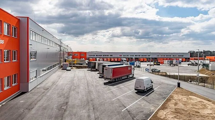 Nachdem der alte Standort im Süden von Graz zu klein geworden war, investierten die Gebrüder Weiss rund 28 Millionen Euro in einen neuen Logistik-Hub in Kalsdorf.