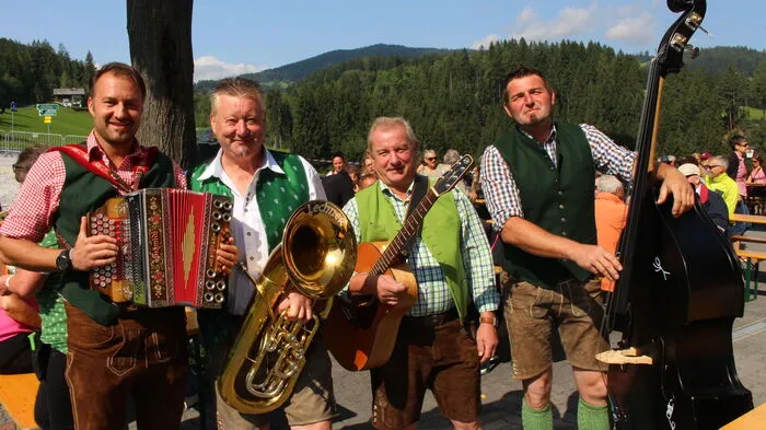 Zuerst wurden die Lipizzaner beim Gasthaus Wiendl in Maria Lankowitz musikalisch erwartet