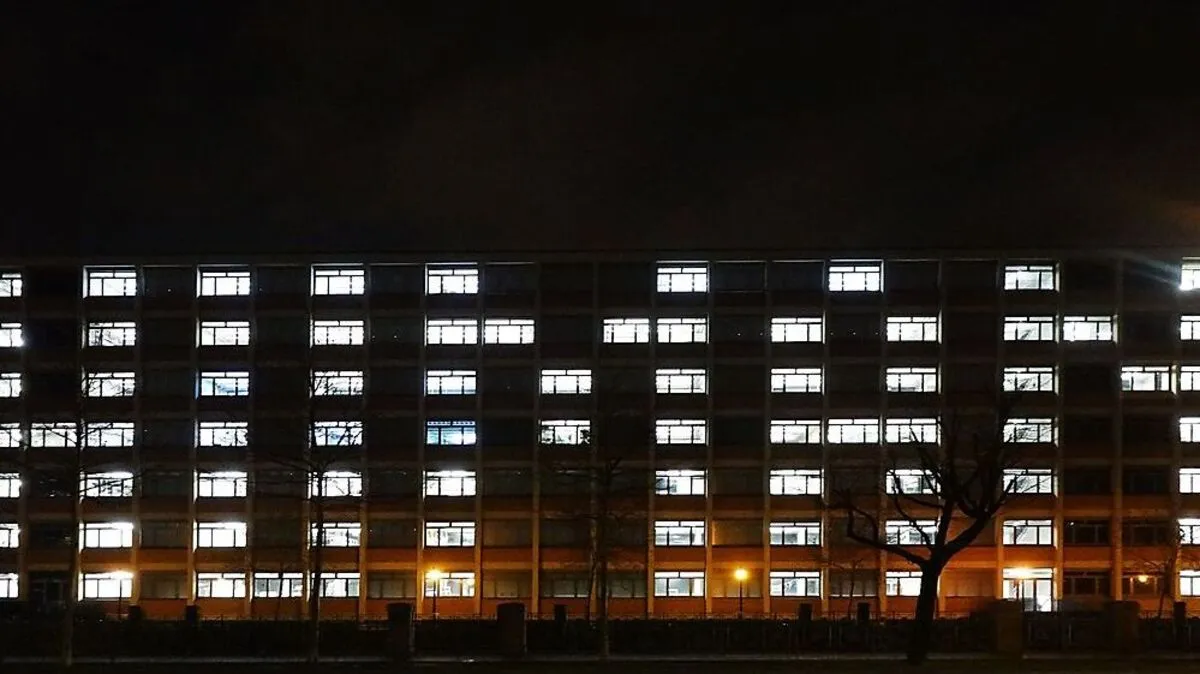 Das Wort "Human" leuchtet von der Fassade.