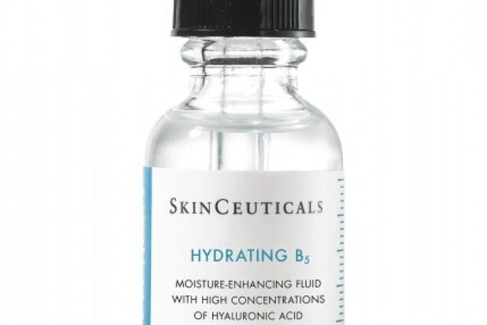 Das intensiv hydratisierende Fluid enthält eine hohe Konzentration von Natriumhyaluronat, der Form von Hyaluronsäure, die von Dermatologen für ästhetische Hautbehandlungen wie Faltenauffüllungen (Filler) eingesetzt wird.
