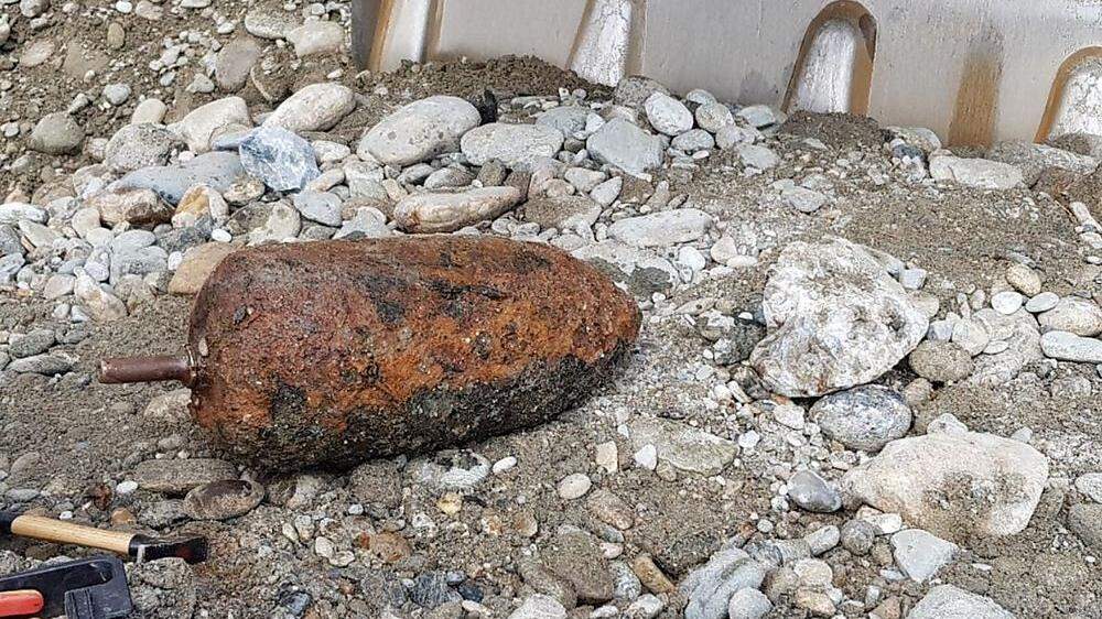 Diese 50 Kilo schwere Bombe wurde Mittwochfrüh bei Arbeiten am Rande des Murkraftwerks gefunden
