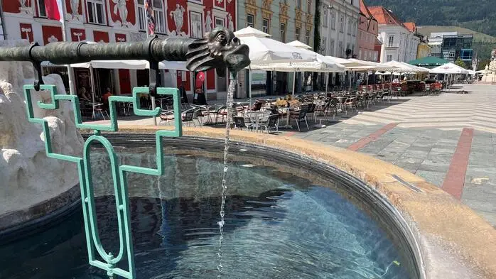 Die historischen Brunnen am Leobener Hauptplatz haben keinen geschlossenen Wasserkreislauf
