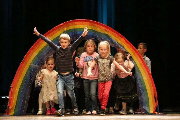 ...diese durften anschließend dann unter tosendem Applaus durch den Regenbogen auf der Bühne laufen...