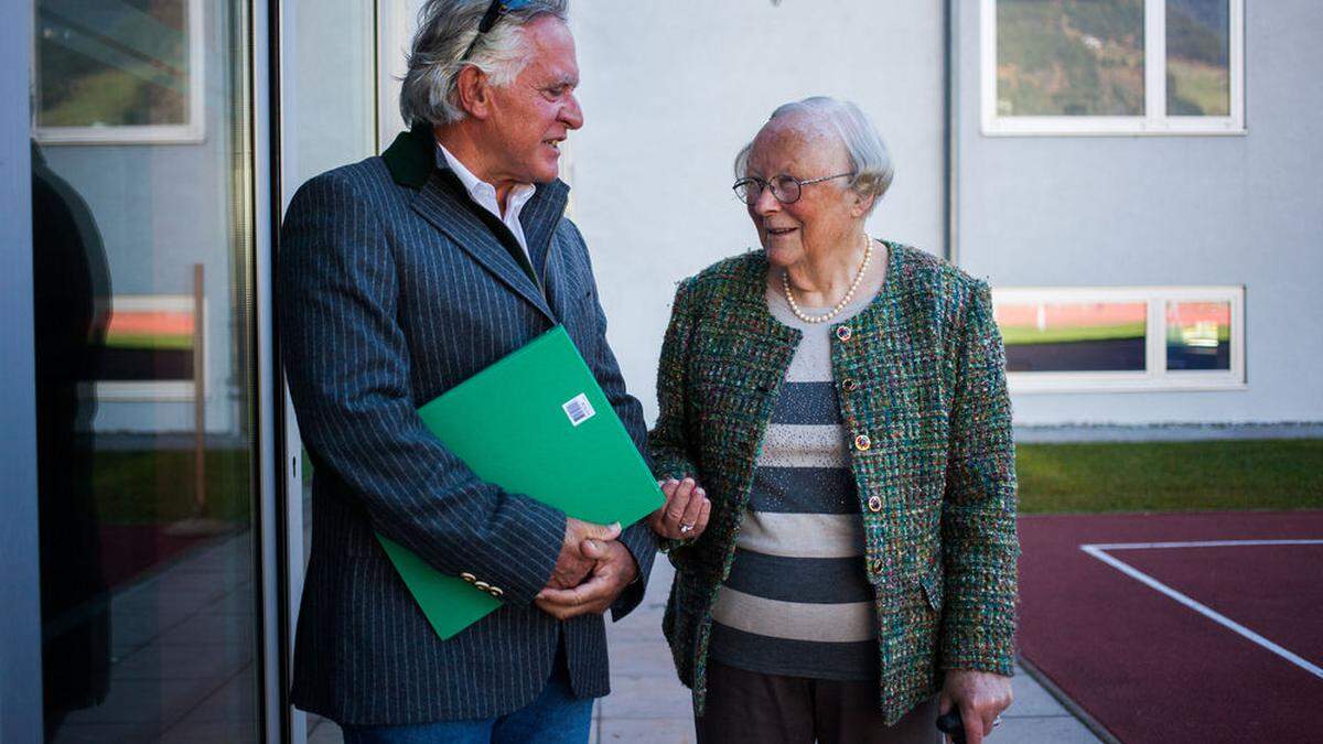 Gottfried Kalser hat die Zeitzeugin Helga Emperger nach Osttirol, ins Gymnasium Lienz, eingeladen