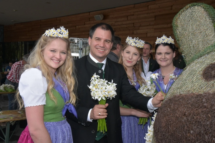 Mit den Narzissenhoheiten schon einen Tag vor dem Fest im Salzkammergut unterwegs: LH-Vize Michael Schickhofer