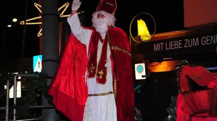 Nikolaus und Krampus statteten am 5. Dezember der Zeltweger Innenstadt einen Besuch ab.