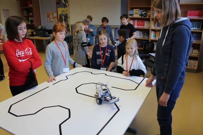 echs Stationen konnten die Kinder genauer unter die Lupe nehmen: Programmieren und Robotik, Bewegung mit Akrobatik und Erster Hilfe, Werken: Schmuck und Geschicklichkeitsspiele herstellen, Herstellen von Energiekugeln in der Schulküche, Spanisch und Französisch sowie das Abenteuer in Physik und Chemie.  