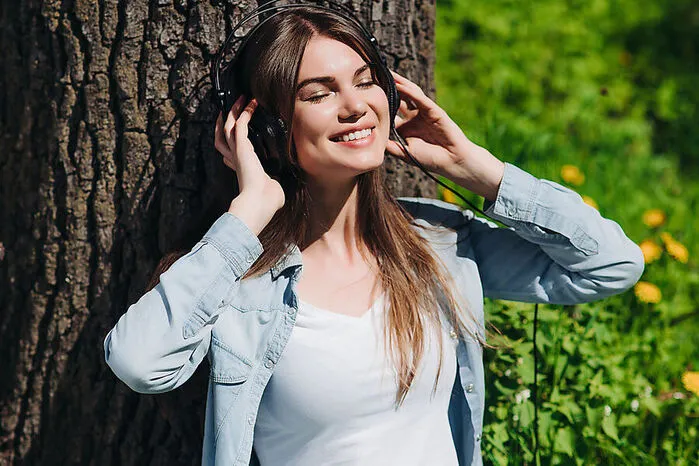5. Sonne für die Ohren. Wenn der Rasenmäher des Nachbarn schnaufend aufgibt, ist die Zeit für die Sommerplaylist reif. Zeitlose Klassiker: Beach Boys (Good Vibrations), Chris Rea (Looking for the Summer) und Katrina & The Waves (Walking on sunshine).