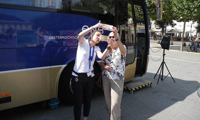 Der Euro-Bus tourt einmal jährlich durch Österreich
