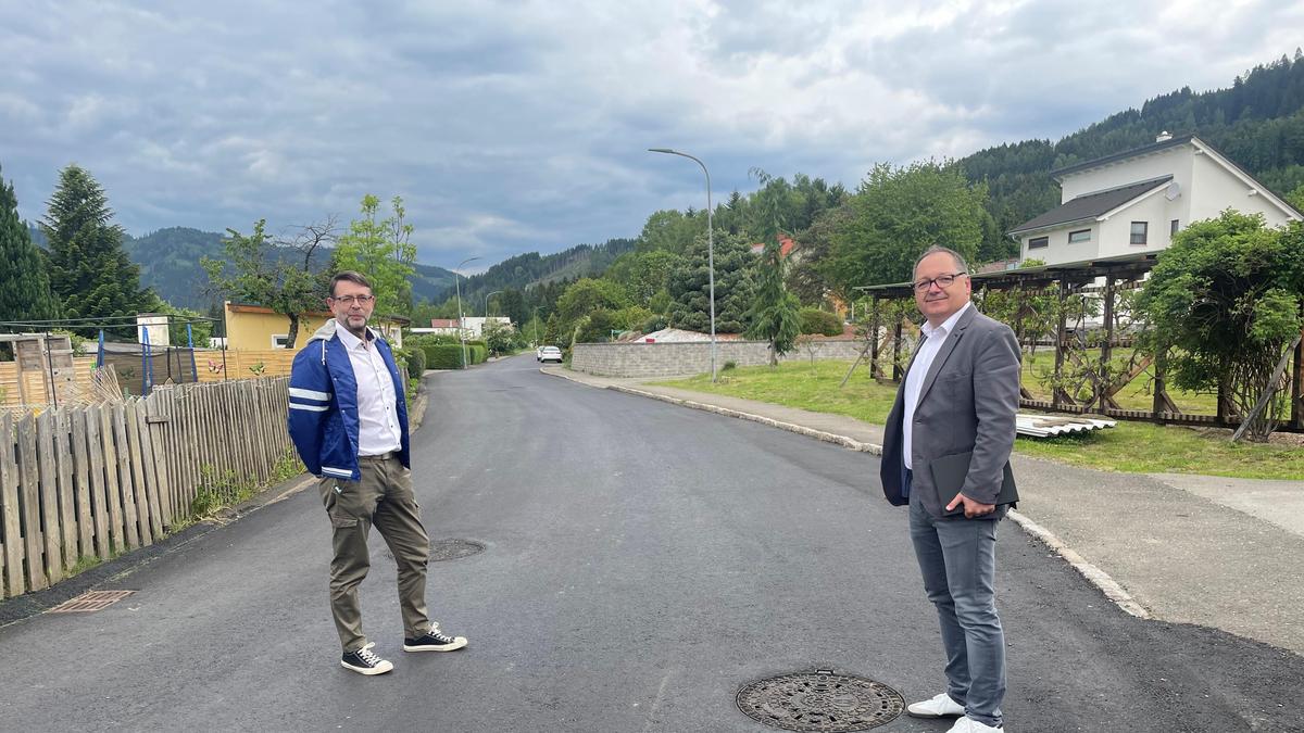 Georg Ambroschütz und Mario Lipus in Antoni, wo die erste Straße bereits fertig saniert ist