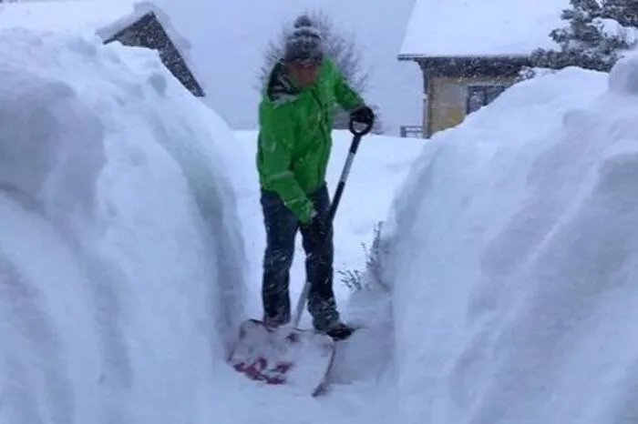 In Mariazell kämpfen Gemeinde und Privatpersonen ununterbrochen gegen die Schneemassen, mittlerweile liegen dort rund eineinhalb Meter Schnee. Mehr dazu.  