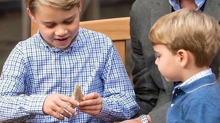 Freude über das fossile Geschenk: Prinz George und Prinz Louis