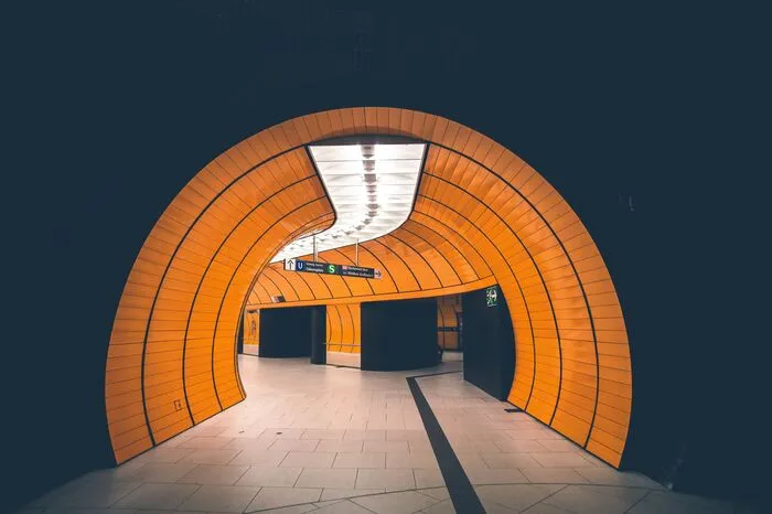 Seit 1971 gibt es in München ein U-Bahn-System, dessen Stationen alle dem Nestler'schen Gestaltungsmuster folgen. Der U-Bahnhof Marienplatz tanzt da eindeutig aus der Reihe. Statt im tristen Grau erstrahlt diese U-Bahn-Station nämlich in kräftigem Orange.