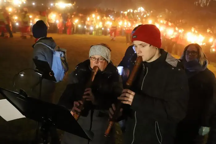 Für vorweihnachtliche Flötenklänge sorgte das Duo Barbara und Matthias Haberl.