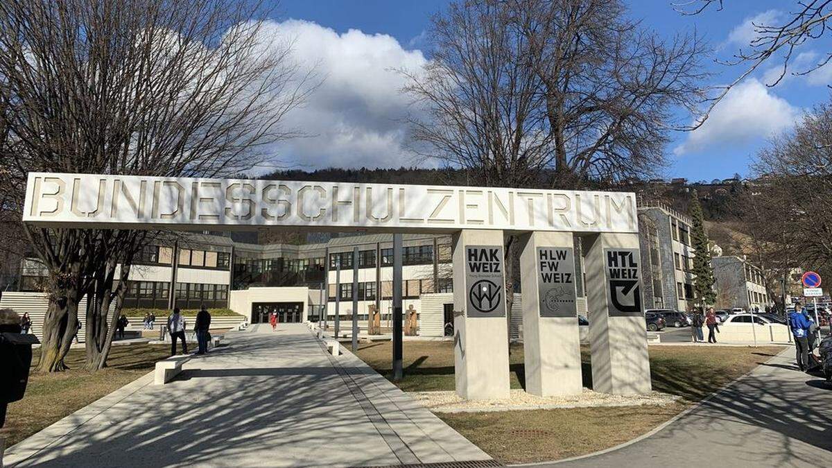 In das Weizer Bundesschulzentrum gehen knapp 1500 Schülerinnen und Schüler dreier Schulen