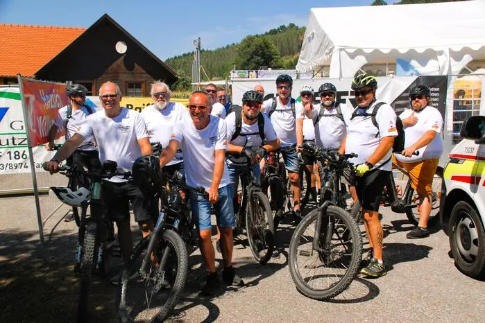 Dabei waren Geschicklichkeit, Kraft und Teamgeist gefragt. Zahlreiche Besucher verfolgten den Bewerb und sorgten für gute Stimmung.