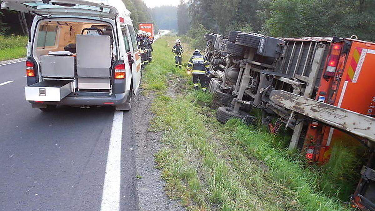 Von Fahrbahn abgekommener Lkw