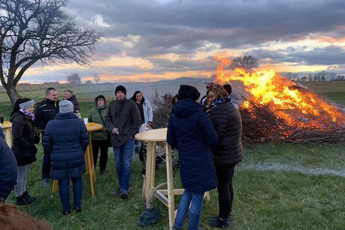 ...eines Brauchtumsfeuer eine langjährige Tradition.