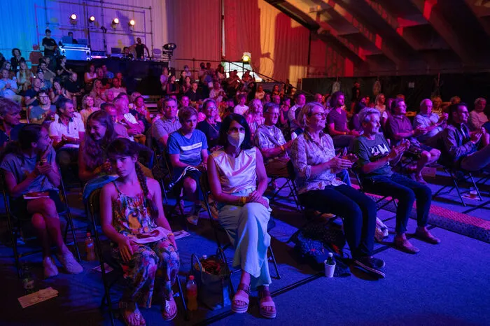 In einer voll besetzten Dolomitenhalle ließ sich das Publikum den Auftakt des 31. Straßentheaterfestivals nicht entgehen